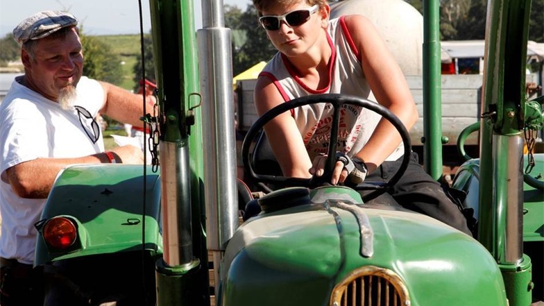 Ist alles in Ordnung? Louis hilft beim Überprüfen des Traktors.