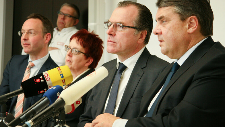 Clemens Tönnies (2.v.r.) und der damalige Bundeswirtschaftsminister Sigmar Gabriel (SPD, r) bei einer Pressekonferenz im Jahr 2015. Gabriel war vom März bis Mai 2020 für den Fleischkonzern Tönnies als Berater tätig.
