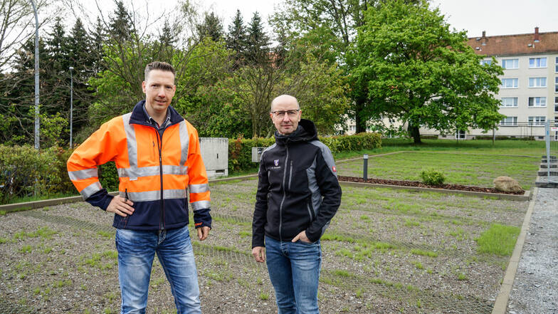 Bürgermeister Michael Herfort (l.) und Bauamtsleiter Heiko Knoppik sind startbereit: Sobald die Grasfläche zugewachsen ist, geben sie den neuen Caravan-Stellplatz in Wilthen für Touristen frei.