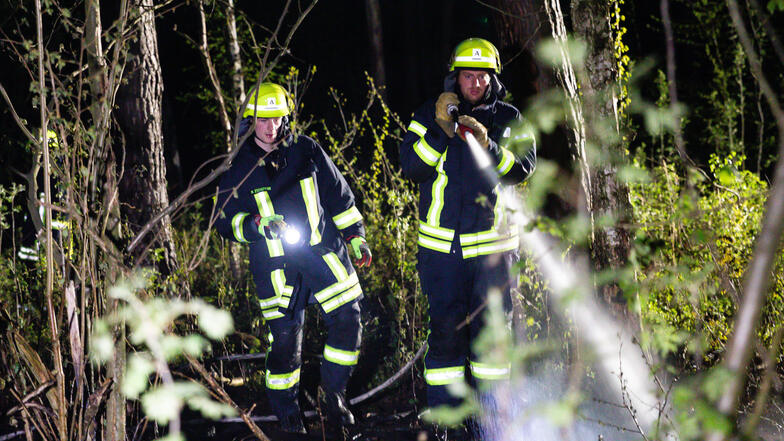 Feuerwehrleute beim vorerst letzten Löscheinsatz im Kamenzer Forst am Abend es Ostermontags.