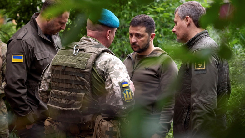 Wolodymyr Selenskyj im Gespräch mit einem Militärkommandanten.