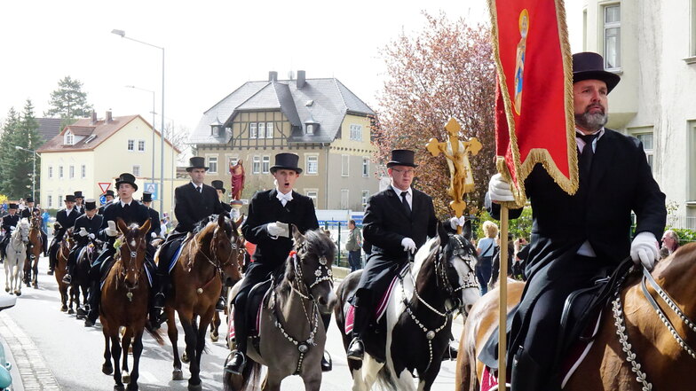 In Bautzen setzte sich die Prozession gegen 10:45 Uhr, mit dem Ziel Radibor, in Bewegung.