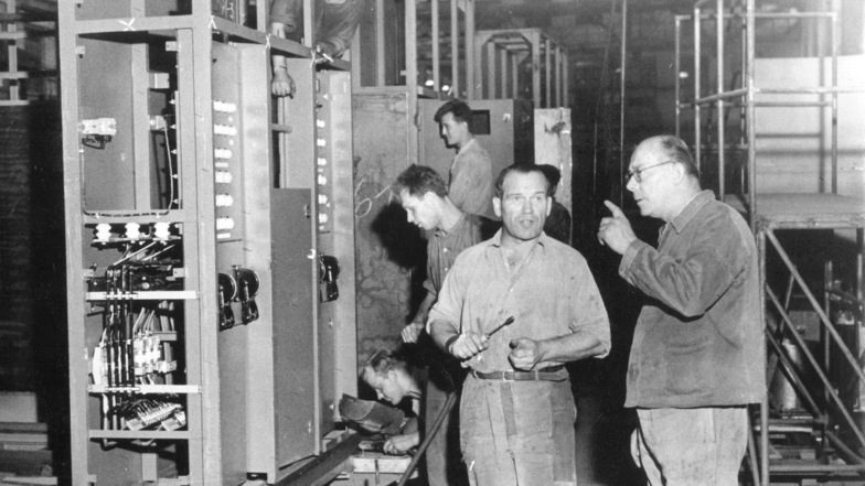 Einblick in das Arbeitsleben 1963: die Vormontage der Schaltschrank-Fertigung beim VEB Starkstrom-Anlagenbau "Otto Buchwitz".