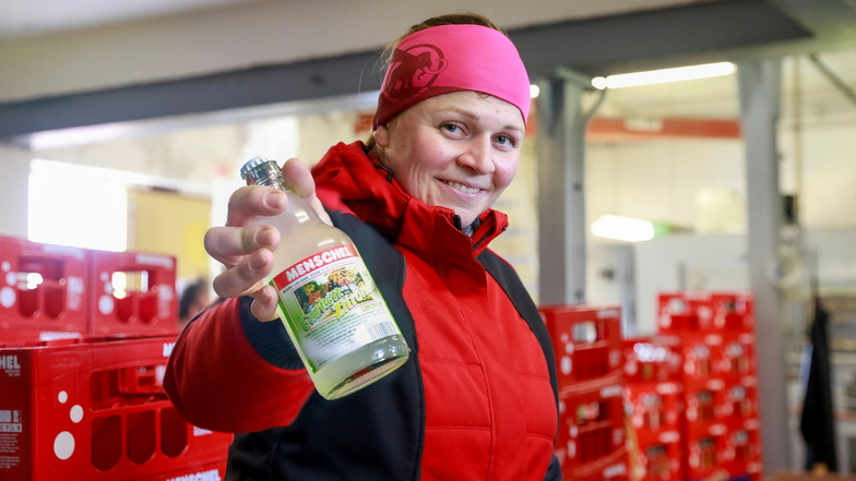 Nach 124 Jahren ist Schluss mit der Menschel-Limo aus Hainewalde. Prokuristin Lucie Kunath präsentiert die letzte Flasche.