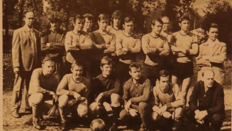 Historisches Foto aus der schönsten Zeit: Heinrich Göben (rechts unten) als Betreuer von Aktivist Laubusch. Dann wechselte er zu Aktivist Schwarze Pumpe und blieb dem Club treu – bis heute.