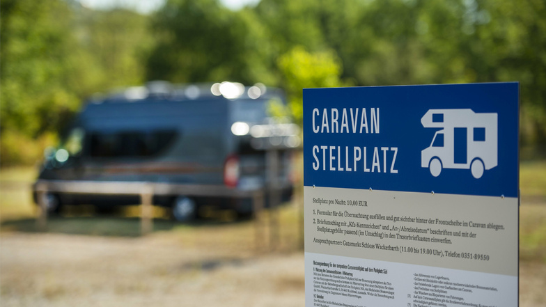 Das Informationsschild ist auf dem Ausweichparkplatz von Schloss Wackerbarth schon aufgestellt. Ab Freitag können dort Camper in ihren Mobilen übernachten.