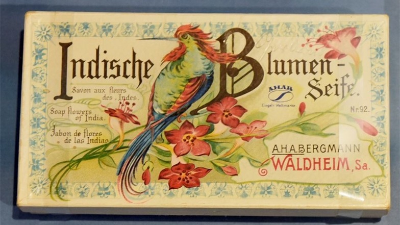 Die „Indische Blumenseife“ ist ein Produkt aus den frühen Jahren der Firmengeschichte. 1897 hatte die Firma Bergmann 800 verschiedene Artikel im Angebot.