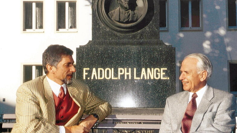 Günter Blümlein and Walter Lange von dem Denkmal von Ferdinand Adolph Lange am Glashütter Markt im Jahr 1994.
