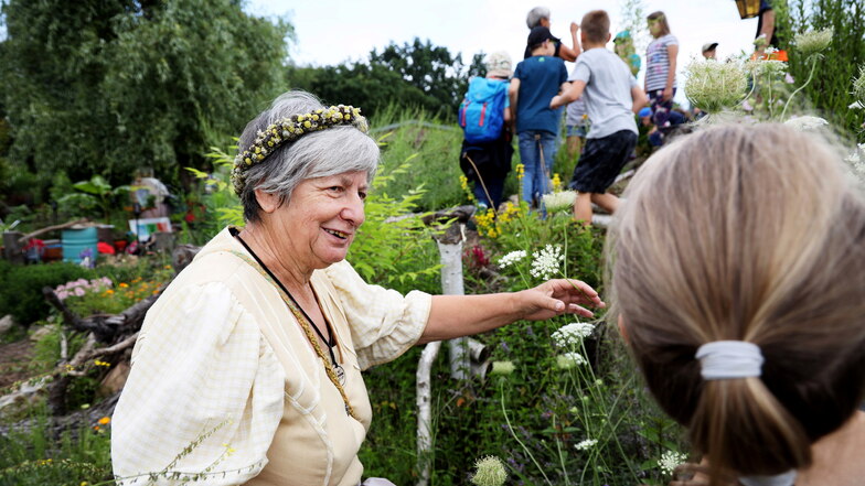 Kräuterweiblein Birgit Beecken führte kurz vor den Sommerferien Schüler der Trinitatisschule durch den Garten von Lebnatene - und erzählte dabei von nützlichen Wildkräutern im Garten.