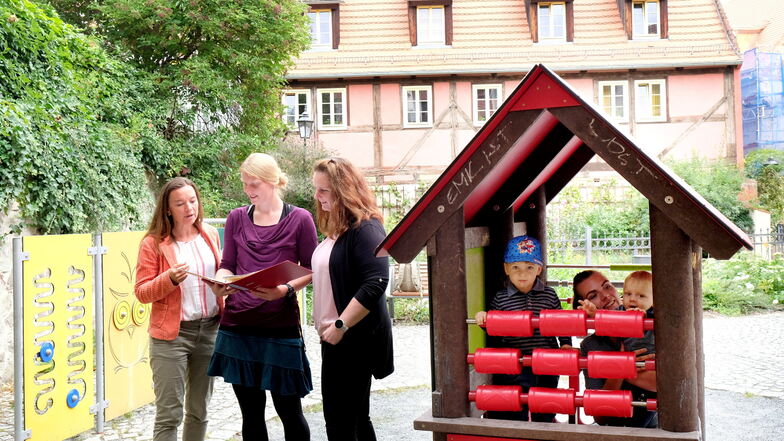 Mattheo und Marian und Mama Mandy sind gern auf dem Spielpaltz am Postgässchen. Bianca Schöne (M.) arbeitet mit Katrin Nestler (l.) und Solveig Arnold vom Familienamt an einem Konzept für die Meißner Spielplätze.