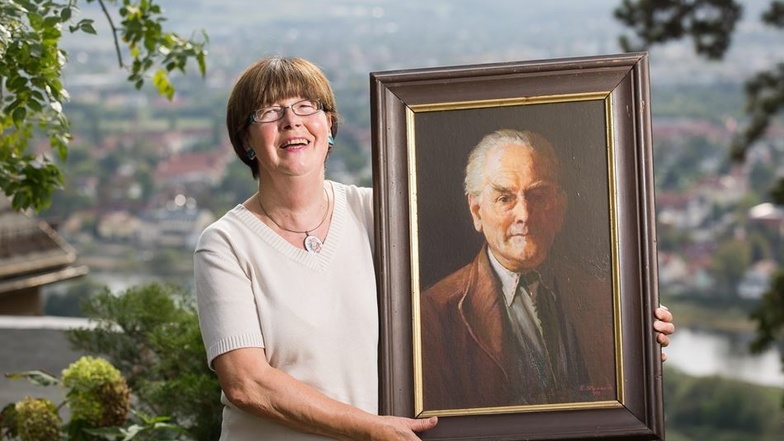 Karin Knorr mit einem Bildnis von Bärbig. Zum ersten Mal, seit sie und Ehemann Werner vor 16Jahren eingezogen sind, haben sie es von der Wand genommen.Foto: Sven Ellger
