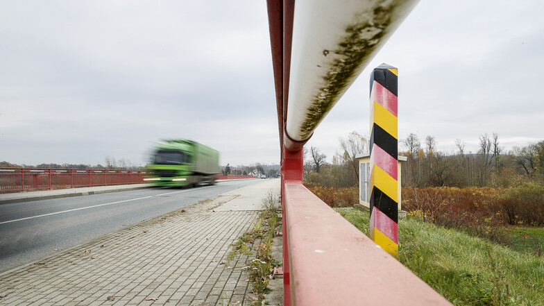 Die Brücke in Hagenwerder in Richtung Radomierzyce: Heißt sie künftig "Oberlausitzer Brücke"?