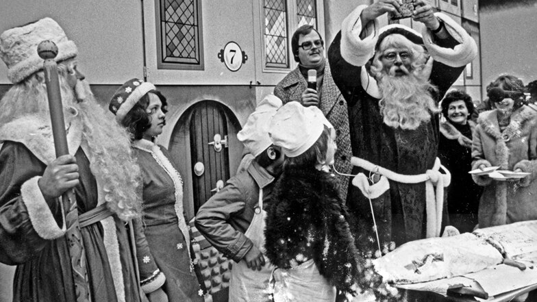 1977: Der Weihnachtsmann schnitt früher noch selbst den Stollen auf dem Striezelmarkt an. Erste Stücke gab es bereits damals zur Eröffnung. Im Hintergrund sieht man den beliebten Adventskalender. 