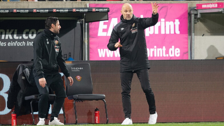 Dynamo-Coach Alexander Schmidt gibt lautstark Kommandos an seine Spieler. Zur Halbzeit hat er noch nicht gewechselt.