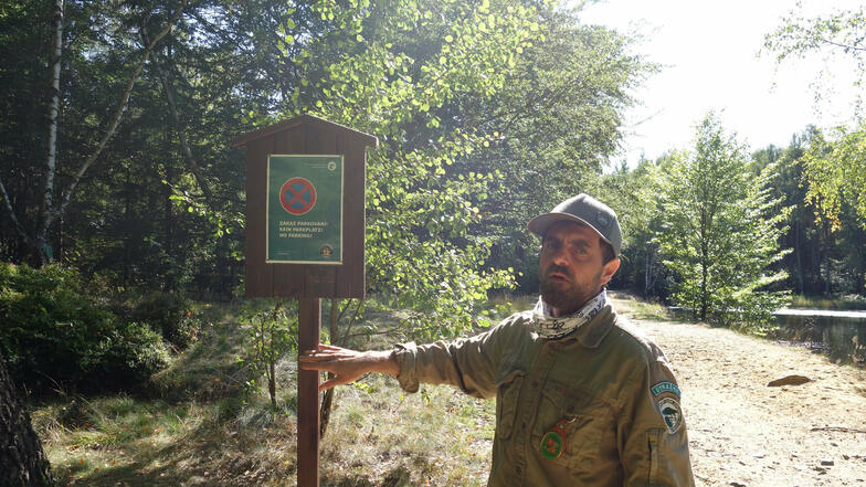 Im Nationalpark und im Landschaftsschutzgebiet ist Parken verboten. Ranger Miroslav Rybár ließ zur Sicherheit trotzdem noch Schilder anbringen.