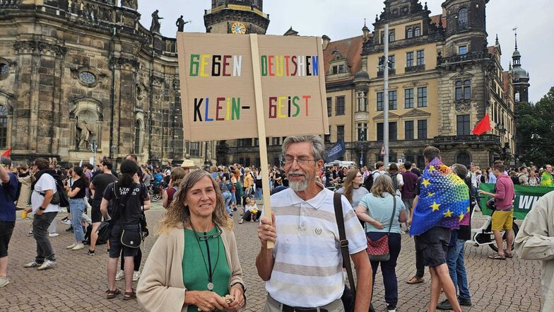 Anke und Bruno Pfeiffer sind zum dritten Mal in Dresden bei einer Brandmauer-Demo.