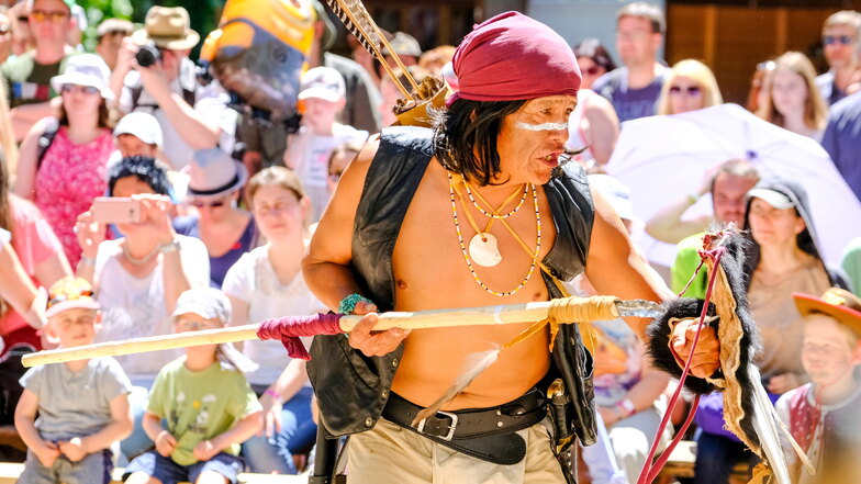 Während der Karl-May-Festtage zeigen Indianer traditionelle Tänze. 2019 waren Apachen zu Gast.