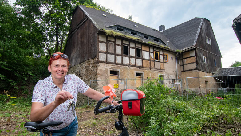 Bettina Böhme, Vorsitzende des Sächsischen Mühlenvereins, steht vor der Bachmühle in Steina. Gemeinsam mit einigen Helfern hat sie für eine Notsicherung des Grundstücks gesorgt.