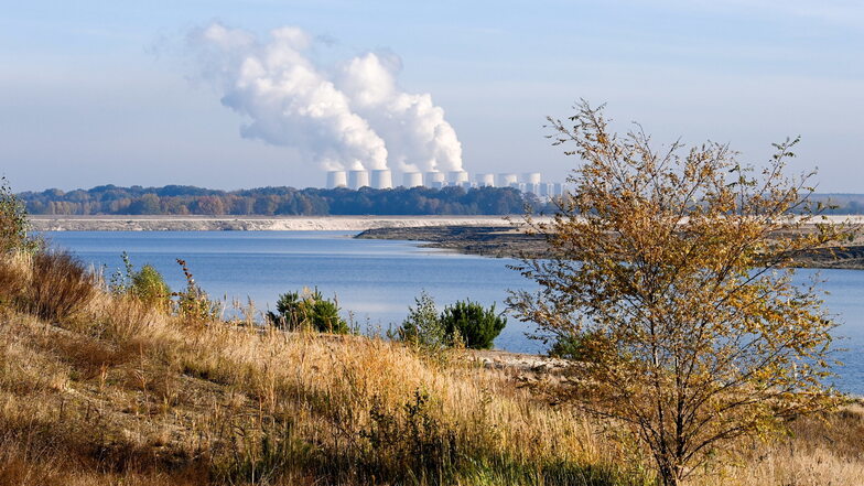 Das Kraftwerk Jänschwalde und der Cottbuser Ostsee, der durch das Fluten des ehemaligen Braunkohletagebaus Cottbus-Nord entsteht.