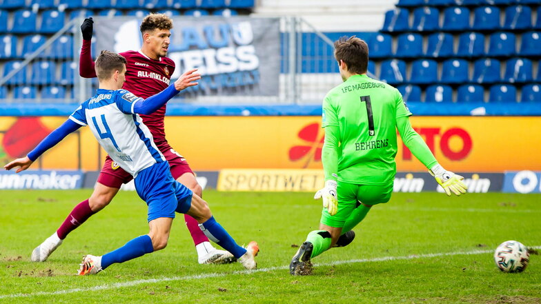 Heinz Moerschel überwindet Magdeburgs Torwart Morten Behrens und trifft zum 1:0 für Dynamo in einem umkämpften Ost-Duell.