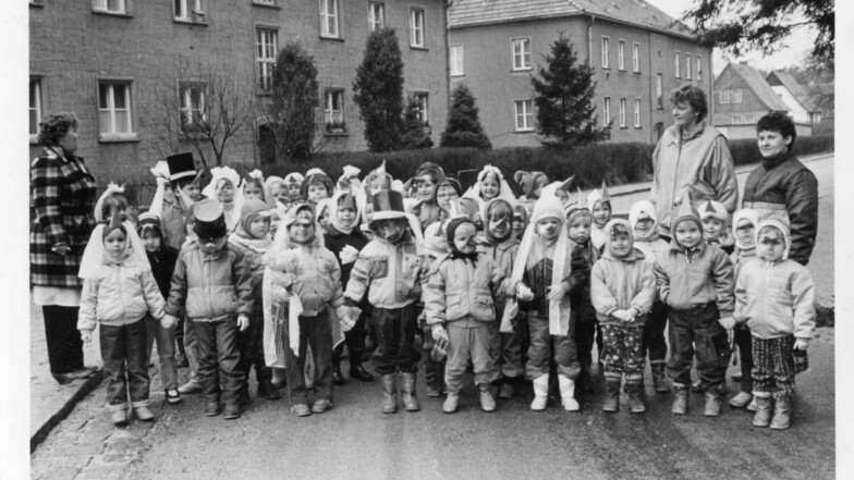 Mädchen und Jungen aus dem Betriebskindergarten des VEB Waggonbau Niesky während eines Umzuges zur sorbischen Vogelhochzeit. Das Foto entstand im Januar 1988. Wer die Aufnahme machte, ist nicht bekannt.