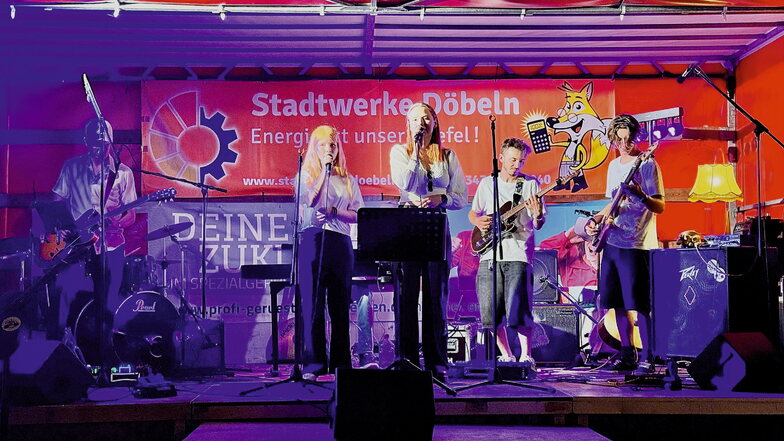 Dieband "System not found" in Dresden with guests on the stage at the Niedermarkt below.