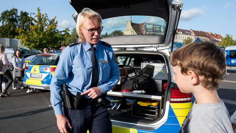 Bürgerpolizistin Sandra Witschaß erklärt einem Besucher ihre Ausrüstung beim "Tag der Polizei" in Görlitz. Die "Rabryka" wollte sich bei dieser Veranstaltung ausdrücklich nicht inhaltlich einbringen und distanzierte sich.