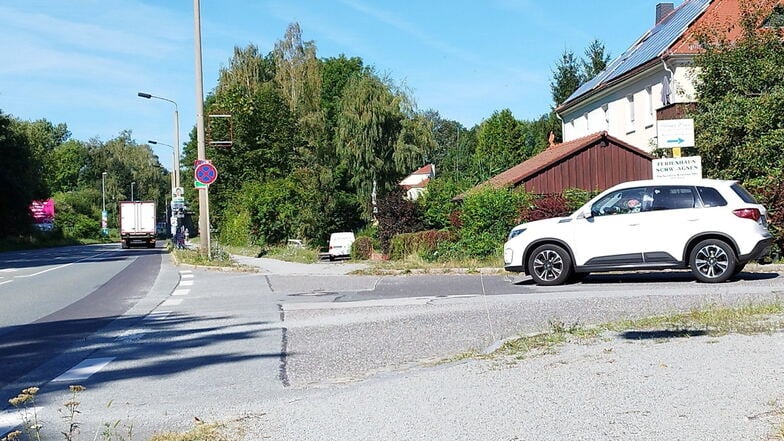 Vor dem weißen Pkw, der hier gerade auf die B6 abbiegen will, mündet der neue Schleichweg über den abgesenkten Bordstein auf die B6. Wirklich alles einsehen kann man von dort aus nicht.