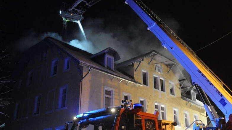 Die bessere Löschposition Mit dem abgeknickten Arm des Hubsteigers erreicht die Feuerwehr viele Brandstellen besser, beispielsweise 2009 bei dem Feuer im ehemaligen Gasthof in Naundorf.
