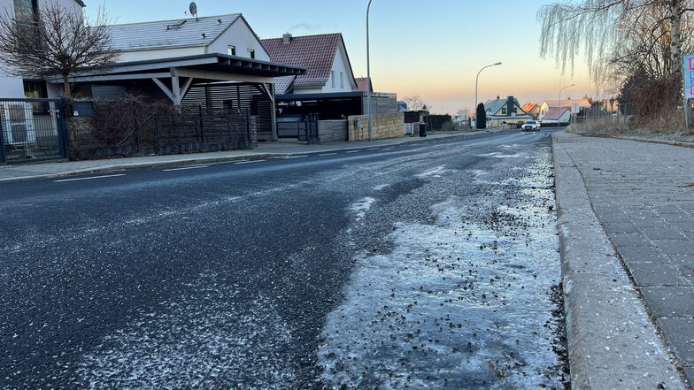 Symbolfoto: Die sächsischen Straßen sind teilweise sehr vereist im Zuge des erneuten Temperatursturzes im Januar. In Moritzburg führte das jetzt zu einem Unfall.