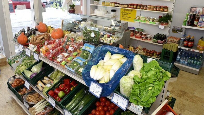 Das Gemüse im Dorfladen kommt von einer Gärtnerei aus Zittau und auch die anderen Lebensmittel aus der Region.