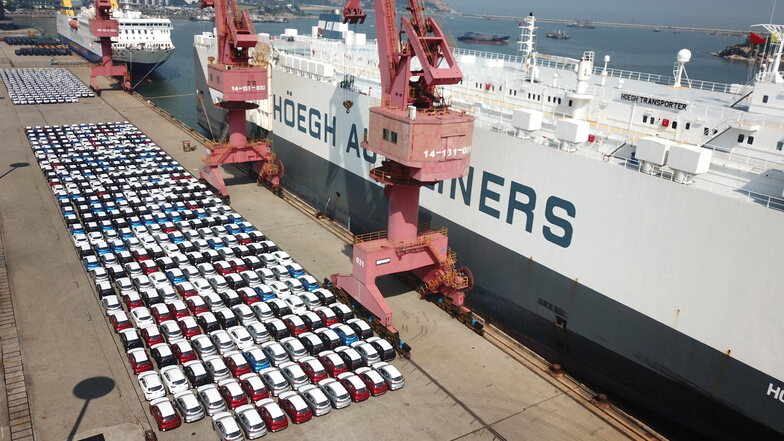 Ein RoRo-Schiff im Hafens von Lianyungang in der ostchinesischen Provinz Jiangsu wird mit in China hergestellten Autos für den Export beladen.