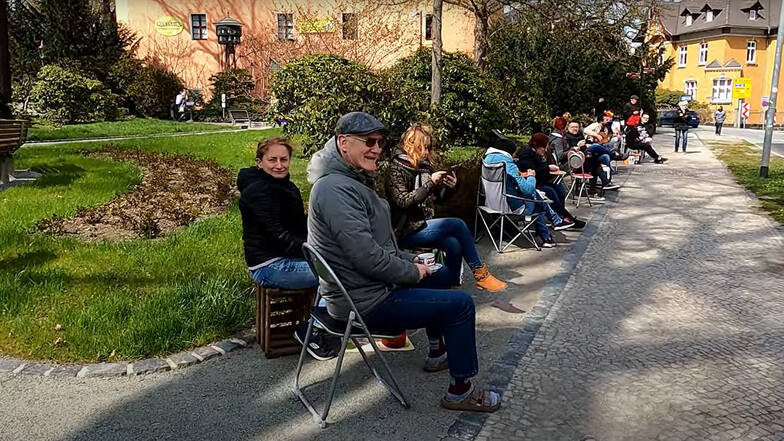 Das Video zeigt eine entspannte, friedvolle Stimmung, die unter den Teilnehmern des ersten "Klappstuhl-Kaffees" am Sonntagnachmittag um den Zittauer Stadtring herrschte.