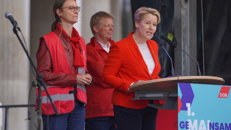 Franziska Giffey bei der Hauptkundgebung des Deutschen Gewerkschaftsbundes  zum 1. Mai vor dem Brandenburger Tor.