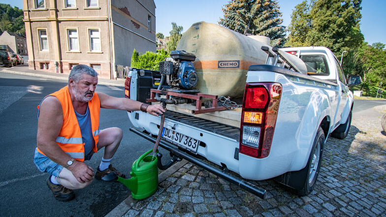 Helfried Baran mit dem neuen Bauhof-Fahrzeug. Das verfügt über einen 1.000 Liter fassenden Gießwassertank. Damit hat die Stadt Leisnig in heißen Sommern jetzt die doppelte Bewässerungskapazität.