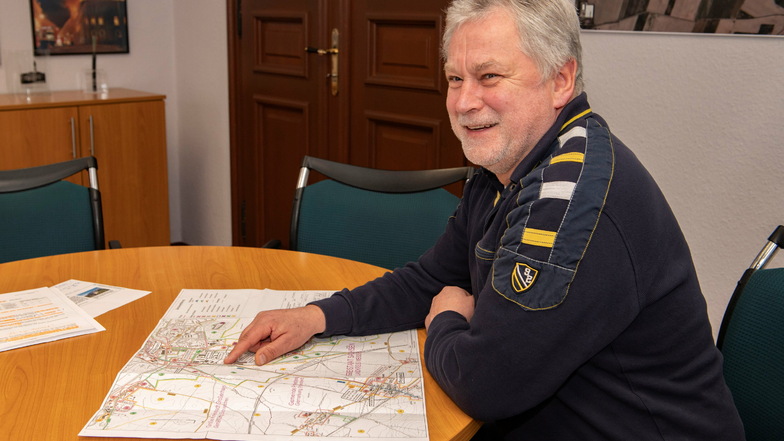 Stadtbaudirektor Tilo Hönicke erläutert die Unterlagen für den geplanten Radweg Großenhain-Priestewitz, die bis 17. Februar öffentlich ausliegen.