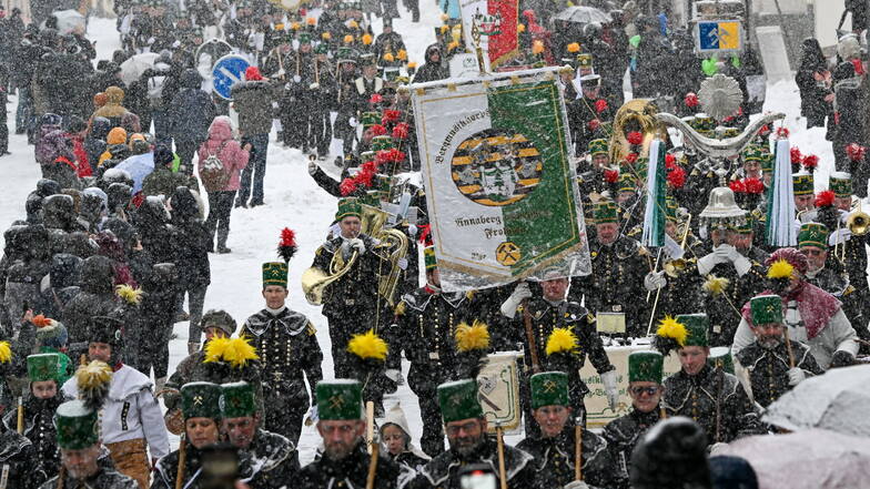 Mitglieder der Berg- und Hüttenvereine marschieren  zur großen Bergparade durch Annaberg-Buchholz.