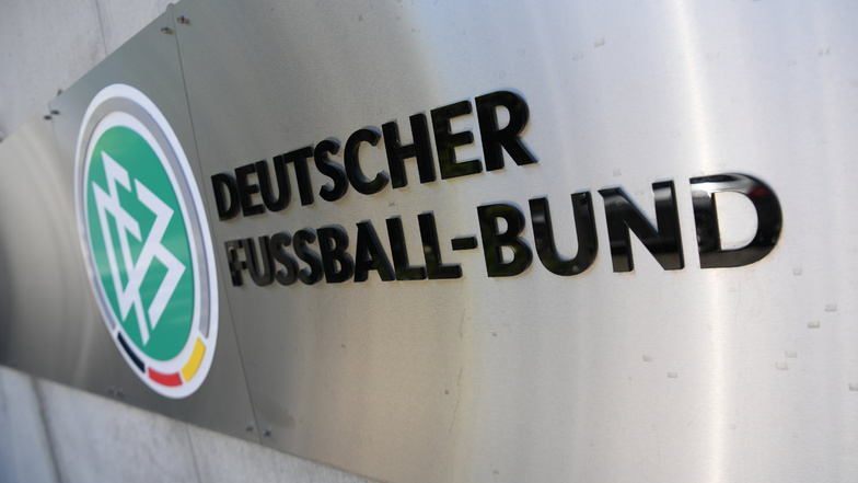 Sachsen und Sachsen-Anhalt fordern vom Deutschen Fußball-Bund, die Liga in der 3. Fußball-Bundesliga abzubrechen.