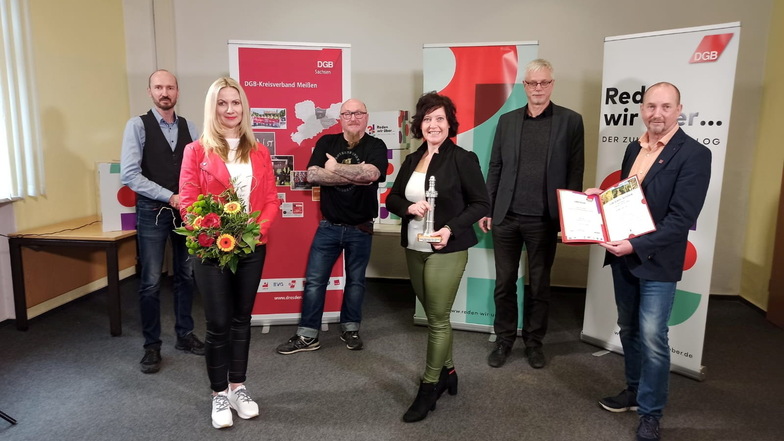 Die Betriebsräte Frank Meyer (ganz rechts), Markus Schlimbach (DGB), Anke Kühne (2.v.r.), Jirka Tartsch (3.v.r.) und Anja Reisky (2.v.l.) bekamen jetzt von Vertretern des Gewerkschaftsbundes DGB einen Preis verliehen.