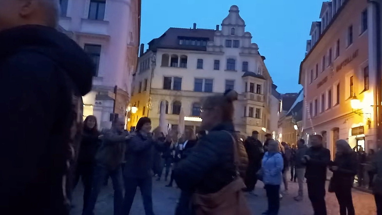 In den sozialen Medien wird bundesweit über diese Bilder gestritten: Eine Feier auf dem Heinrichsplatz gipfelt in einer Polonaise.