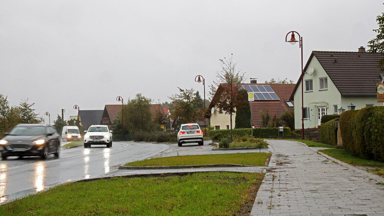 Die B 169 in Tiefenau: Für die 2009 sanierte Straße sollten eigentlich schon längst Straßenbaubeitragsbescheide ergangen sein. Dass das nicht passiert ist, regt Gemeinderäte auf.