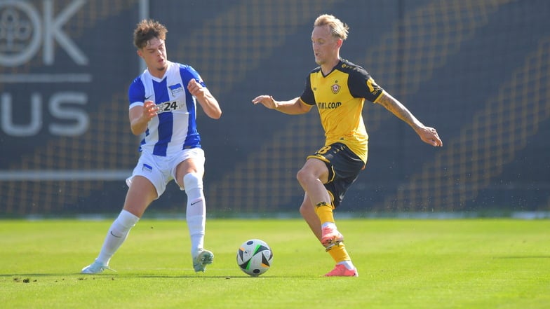 Sascha RIsch (r.) feierte gegen die Hertha-Amateure sein Debüt für Dynamo.