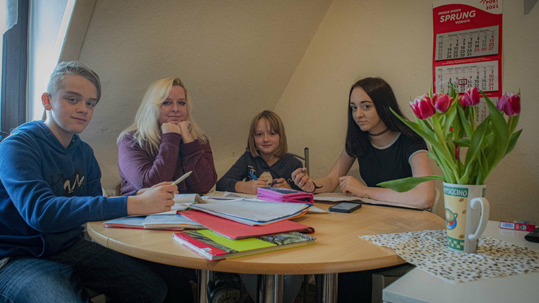 Peggy Herrmann aus Königsbrück und ihre Kinder Max (13), Paulina (9) und Emilie (16) kämpfen mit dem täglichen Lernchaos zwischen schlechtem Internet und Überforderung. Jetzt bekommen sie Hilfe.