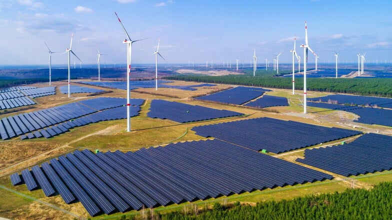 Der brandenburgische Energiepark Lausitz bei Klettwitz unweit der Grenze zu Sachsen gehört mit einer Leistung von 300 Megawatt zu den größten Solarprojekten Deutschlands.