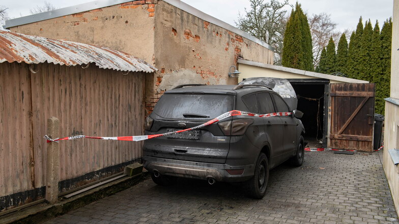 An der Bergstraße in Großenhain brannte eine Garage mit abgestelltem Auto. Die Polizei ermittelt wegen vorsätzlicher Brandstiftung.