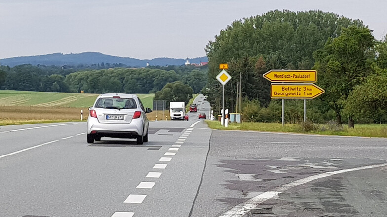 An der B6 zwischen Rosenhain und Löbau und auch in Richtung Reichenbach gibt es keinen Rad- oder Fußweg.