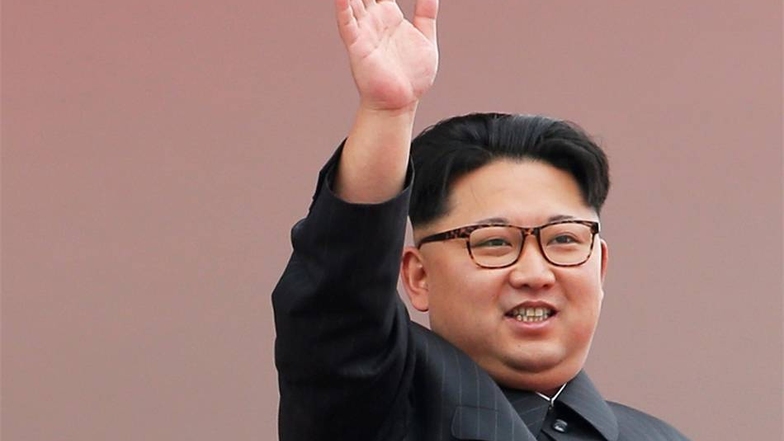 Kim, der zusammen mit anderen führenden Parteikadern auf einem Balkon stand, winkte huldvoll zurück.