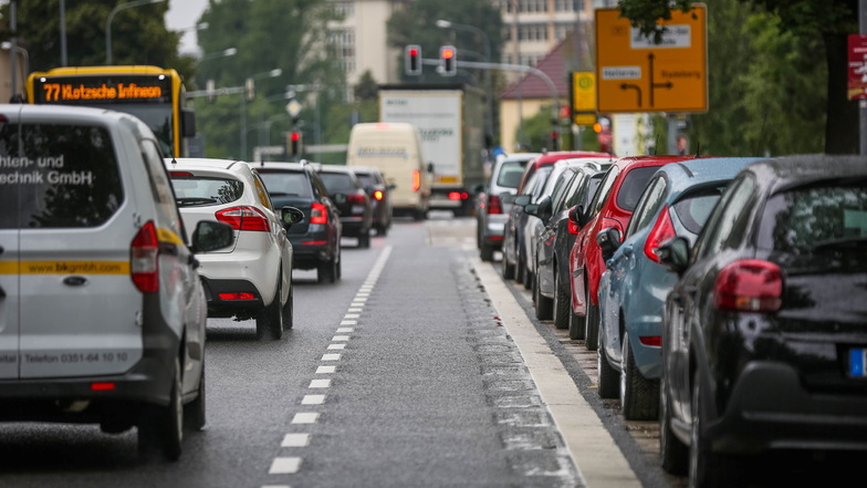 An der Karl-Marx-Straße in Richtung Flughafen sollen Radfahrer mehr Platz bekommen. Autos müssen weichen - so der Plan der Stadt.