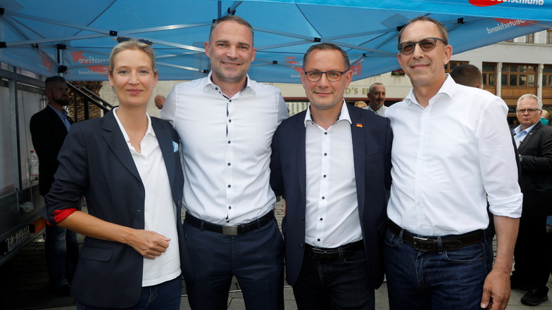Bei der Landratswahl in Görlitz 2022 war Sebastian Wippel (2.v.l.) die AfD-Hoffnung, konnte sich aber nicht durchsetzen – trotz Unterstützung der Bundeschefs Alice Weidel und Tino Chrupalla sowie von Landeschef Jörg Urban (r.).