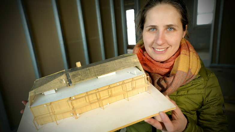 Anna Starke mit dem Modell des neuen Ferienresorts, das am Fuß des Bieleboh entsteht.